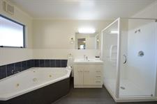 2 Bedroom Bathroom
Gateway Motor Inn