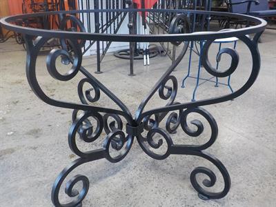 Table: scrolled round table base
Iron Design