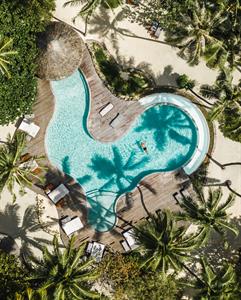 Le Taha'a by Pearl Resorts - Manuia Pool Bar and its swimming pool
Le Taha'a by Pearl Resorts