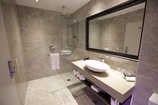 DH Christchurch Superior Room Bathroom
Distinction Christchurch Hotel