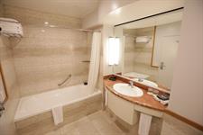 DH Christchurch - Classic Room Bathroom
Distinction Christchurch Hotel