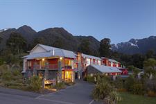 DH Fox Glacier - Exterior Evening
Distinction Fox Glacier Te Weheka Hotel