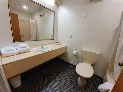 DH Twizel Standard Hotel Room Bathroom MCC165341
Distinction Mackenzie Country Hotel Twizel