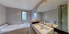 DH Te Anau Deluxe Garden Villa Suite Bathroom MD2022-15
Distinction Te Anau Hotel & Villas