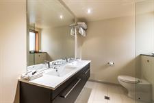 DH Te Anau Deluxe 2 Bdrm Villa Bathroom A35I9887
Distinction Te Anau Hotel & Villas
