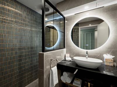 V Deluxe Bathroom - 1
Millennium Hotel Queenstown
