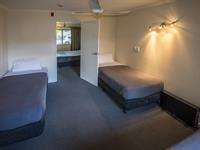 R8. One Bedroom Unit C
Gateway Motor Inn